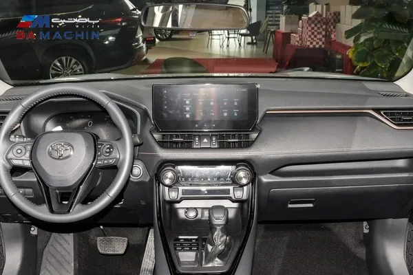 نمای داشبورد وایلدلندر با صفحه نمایش لمسی، فرمان چند منظوره و دنده CVT